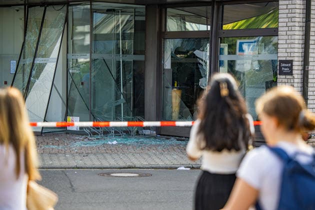 Geldautomat gesprengt Täter flüchten mit dunklem Audi Polizeihubschrauber im Einsatz Am 01.07.2026 sprengten Unbekannte gegen 4.25 Uhr einen Geldautomaten in einer Bankfiliale in der Frankfurter Straße in Nieder-Roden, Rodgau. Die Täter flüchteten anschließend mit einem dunklen Auto, mutmaßlich einem Audi. Anwohner hatten einen lauten Knall gehört und die Polizei informiert, mindestens zwei Personen waren mit Taschenlampen in der Bankfiliale unterwegs. Bei der Fahndung nach den Tätern war auch der Polizeihubschrauber im Einsatz. Erbeutete Geldsumme und Sachschaden waren zum Zeitpunkt der Berichterstattung noch nicht bekannt. Rodgau Nieder-Roden Hessen Deutschland *** ATM Blown Up; Suspects Flee in a Dark Audi; Police Helico