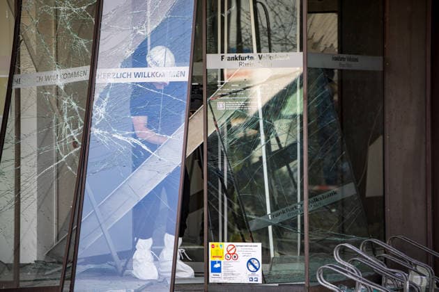Geldautomat gesprengt Täter flüchten mit dunklem Audi Polizeihubschrauber im Einsatz Am 01.07.2026 sprengten Unbekannte gegen 4.25 Uhr einen Geldautomaten in einer Bankfiliale in der Frankfurter Straße in Nieder-Roden, Rodgau. Die Täter flüchteten anschließend mit einem dunklen Auto, mutmaßlich einem Audi. Anwohner hatten einen lauten Knall gehört und die Polizei informiert, mindestens zwei Personen waren mit Taschenlampen in der Bankfiliale unterwegs. Bei der Fahndung nach den Tätern war auch der Polizeihubschrauber im Einsatz. Erbeutete Geldsumme und Sachschaden waren zum Zeitpunkt der Berichterstattung noch nicht bekannt. Rodgau Nieder-Roden Hessen Deutschland *** ATM Blown Up; Suspects Flee in a Dark Audi; Police Helico