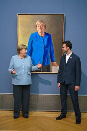 Im Berliner Bode-Museum ist am Dienstag (30.06.2026) das Portraet der frueheren Bundeskanzlerin Angela Merkel (CDU) enthuellt worden. Gemalt wurde es von dem deutsch-franzoesischen Maler Jeremie Queyras (rechts), der Merkel (links) stehend und in einem blauen Blazer portraetiert hat. Das Werk ist 110 mal 140 Zentimeter gross und bis zum 4. Oktober im Bode-Museum zu sehen. Danach soll das Portraet im ersten Stock des Bundeskanzleramtes neben den anderen bisherigen Kanzlern ausgestellt werden. Merkel war von 2005 bis 2021 Bundeskanzlerin. (Siehe epd-Meldung vom 30.06.2026) EDITORIAL USE ONLY *** On Tuesday, June 30, 2026, a portrait of former German Chancellor Angela Merkel (CDU) was unveiled at the Bode Museum in Berlin. It was painted by th Copyright: epd-bild ChristianxDitsch Merkel17