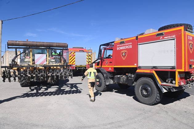 The Government of Aragon Deploys the UME in Response to the Forest Fire in Lecinena A fire truck, as of July 1, 2026, in Lecinena, Zaragoza, Aragon, Spain. The Government of Aragon has requested the deployment of the Military Emergency Unit (UME) to tackle the fire in Lecinena. The military operation is joining the firefighting efforts to combat the severe forest fire that broke out in the municipality, working alongside forest fire brigades and regional aerial resources to control the fire and protect residential and agricultural areas in the Los Monegros region. JULY 1, 2026 FIRE Ramó, Spain  Copyright: xRamonxCometx 7635145