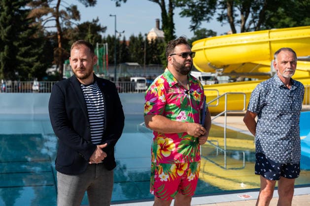 July 1, 2026, Breclav, South Moravia, Czech Republic: (L-R) South Moravian Deputy Governor MAREK SOVKA, Breclav Deputy Mayor JAKUB MATUSKA and Breclav Mayor SVATOPLUK PECEK during the reopening ceremony of the municipal outdoor swimming pool in Breclav, Czech Republic, on July 1, 2026. The outdoor facility reopened after approximately 18 months of reconstruction as part of a CZK 530 million redevelopment project that also includes a new indoor swimming pool expected to open in early 2027. Breclav Czech Republic - ZUMAc315 20260701_zsp_c315_024 Copyright: xMichaelxCabalx