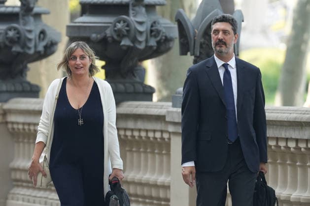The trial of Vergés and Argimon for delaying COVID-19 vaccinations for national police officers and Civil Guard members continues. Former Health Minister Alba Vergés and her attorney, Mariano Bergés, upon their arrival at the Barcelona Provincial Court on July 1, 2026, in Barcelona, Catalonia, Spain. The Barcelona Provincial Court has dropped the charge of violating workers’ rights against former Catalan Health Ministers Alba Vergés (ERC) and Josep Maria Argimon (Junts) for allegedly delaying COVID-19 vaccinations for national police officers and Civil Guard members, a charge that could have carried prison sentences for each of them. However, the court has upheld the charge of malfeasance in office, for which the prosecution is seeking a 1  Copyright: xDavidxZorrakinox 7635154
