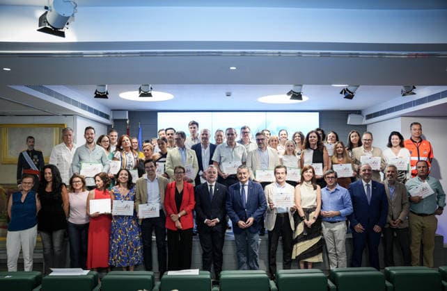 Awards Ceremony in Seville for Cardio-Safe Zones Designations Presented to Pharmacies as Part of the Numaplus Project The acting Regional Minister of Health, the Presidency, and Emergencies, Antonio Sanz 2i, poses for a group photo following the ceremony to present cardio-safe zone certifications to pharmacies as part of the Numaplus project. July 1, 2026, in Seville, Andalusia, Spain July 1, 2026 María José Ló Seville, Andalusia, Spain Seville, Andalusia, Spain Spain  Copyright: xMariaxJosÃ xLopezx 7635187