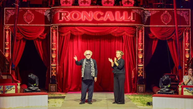 50. Jahre Roncalli Circus Premiere am Rheinufer - Bernhard Paul mit NRW Ministerin Mona Neubaur eröffneten gemeinsam den Jubiläumsabend vor 1.350 Gästen, darunter viele Kinder Düsseldorf Rheinpark NRW Deutschland *** 50 Years of the Roncalli Circus: Premiere on the Banks of the Rhine Bernhard Paul and North Rhine-Westphalia Minister Mona Neubaur jointly opened the anniversary celebration in front of 1,350 guests, including many children Düsseldorf Rheinpark North Rhine-Westphalia Germany