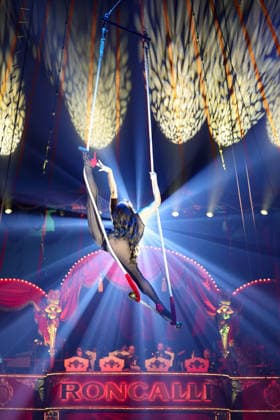 50. Jahre Roncalli Circus Premiere am Rheinufer - Artistin Lilli Paul Roncalli während ihrer Show anm Trapez und das Publikum staunte nur noch... Düsseldorf Rheinpark NRW Deutschland *** 50 Years of the Roncalli Circus: Premiere on the Banks of the Rhine. Performer Lilli Paul Roncalli during her trapeze act, leaving the audience in awe. Düsseldorf, Rheinpark, North Rhine-Westphalia, Germany