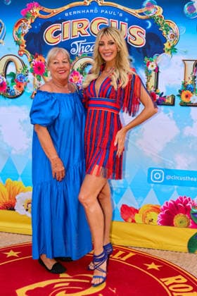 50. Jahre Roncalli Circus Premiere am Rheinufer - Model Annika Gassner mit ihrer Mutter Raphaela, die sie mitlerweile ständig begleitet... Düsseldorf Rheinpark NRW Deutschland *** 50 Years of the Roncalli Circus: Premiere on the Banks of the Rhine. Model Annika Gassner with her mother Raphaela, who now accompanies her everywhere. Düsseldorf Rheinpark, North Rhine-Westphalia, Germany
