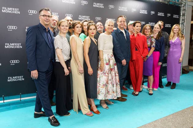 Clara Vogt, Doris Zander, Matthias Brandt und Desiree Nosbusch mit Cast und Team bei der Premiere des ARD-Film Eine Nacht in Bangkok auf dem 43. Filmfest München 2026 im Gloria Galast. München, 30.06.2026 *** Clara Vogt, Doris Zander, Matthias Brandt, and Desiree Nosbusch with the cast and crew at the premiere of the ARD film *A Night in Bangkok* at the 43rd Munich Film Festival 2026 at the Gloria Galast in Munich, June 30, 2026 Foto:xN.xKolinzx xFuturexImagex bangkok_6602