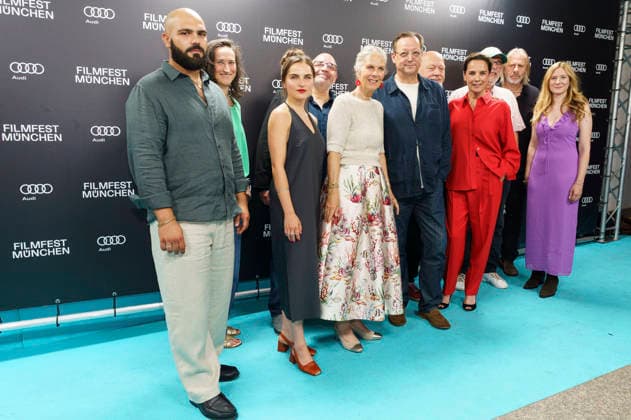 Danilo Kamperidis, Clara Vogt, Doris Zander, Matthias Brandt und Desiree Nosbusch mit Cast und Team bei der Premiere des ARD-Film Eine Nacht in Bangkok auf dem 43. Filmfest München 2026 im Gloria Galast. München, 30.06.2026 *** Danilo Kamperidis, Clara Vogt, Doris Zander, Matthias Brandt, and Desiree Nosbusch with the cast and crew at the premiere of the ARD film *A Night in Bangkok* at the 43rd Munich Film Festival 2026 at the Gloria Galast in Munich, June 30, 2026 Foto:xN.xKolinzx xFuturexImagex bangkok_6603