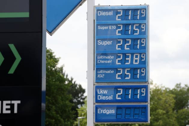 Der Tankrabatt ist Geschichte. Seit dem 01.07.2026 ist der Tankrabatt ersatzlos weg gefallen. Seit dem 01.05.2026 galt der Tankrabatt. Die Bundesregierung hatte die Energiesteuer auf Benzin und Diesel bis Ende Juni gesenkt. Die Ersparnis sollte bei rund 17 Cent pro Liter liegen. ARAL Tankstelle in Husum am Mittag um kurz nach 12:00 Uhr. Die aktuellen Spritpreise sind durch den Wegfall wieder nach oben gegangen und liegen wieder deutlich ueber (über) 2 Euro. Tankstelle, Spritpreise am 01.07.2026 in Husum Deutschland. *** The fuel rebate is a thing of the past. As of July 1, 2026, the fuel rebate has been eliminated without replacement. The fuel rebate had been in effect since May 1, 2026. The federal government had reduced the energy tax