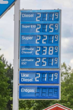 Der Tankrabatt ist Geschichte. Seit dem 01.07.2026 ist der Tankrabatt ersatzlos weg gefallen. Seit dem 01.05.2026 galt der Tankrabatt. Die Bundesregierung hatte die Energiesteuer auf Benzin und Diesel bis Ende Juni gesenkt. Die Ersparnis sollte bei rund 17 Cent pro Liter liegen. ARAL Tankstelle in Husum am Mittag um kurz nach 12:00 Uhr. Die aktuellen Spritpreise sind durch den Wegfall wieder nach oben gegangen und liegen wieder deutlich ueber (über) 2 Euro. Tankstelle, Spritpreise am 01.07.2026 in Husum Deutschland. *** The fuel rebate is a thing of the past. As of July 1, 2026, the fuel rebate has been eliminated without replacement. The fuel rebate had been in effect since May 1, 2026. The federal government had reduced the energy tax