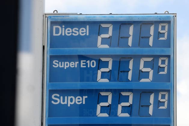 Der Tankrabatt ist Geschichte. Seit dem 01.07.2026 ist der Tankrabatt ersatzlos weg gefallen. Seit dem 01.05.2026 galt der Tankrabatt. Die Bundesregierung hatte die Energiesteuer auf Benzin und Diesel bis Ende Juni gesenkt. Die Ersparnis sollte bei rund 17 Cent pro Liter liegen. ARAL Tankstelle in Husum am Mittag um kurz nach 12:00 Uhr. Die aktuellen Spritpreise sind durch den Wegfall wieder nach oben gegangen und liegen wieder deutlich ueber (über) 2 Euro. Tankstelle, Spritpreise am 01.07.2026 in Husum Deutschland. *** The fuel rebate is a thing of the past. As of July 1, 2026, the fuel rebate has been eliminated without replacement. The fuel rebate had been in effect since May 1, 2026. The federal government had reduced the energy tax