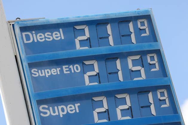 Der Tankrabatt ist Geschichte. Seit dem 01.07.2026 ist der Tankrabatt ersatzlos weg gefallen. Seit dem 01.05.2026 galt der Tankrabatt. Die Bundesregierung hatte die Energiesteuer auf Benzin und Diesel bis Ende Juni gesenkt. Die Ersparnis sollte bei rund 17 Cent pro Liter liegen. ARAL Tankstelle in Husum am Mittag um kurz nach 12:00 Uhr. Die aktuellen Spritpreise sind durch den Wegfall wieder nach oben gegangen und liegen wieder deutlich ueber (über) 2 Euro. Tankstelle, Spritpreise am 01.07.2026 in Husum Deutschland. *** The fuel rebate is a thing of the past. As of July 1, 2026, the fuel rebate has been eliminated without replacement. The fuel rebate had been in effect since May 1, 2026. The federal government had reduced the energy tax