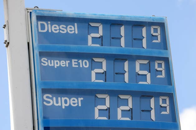 Der Tankrabatt ist Geschichte. Seit dem 01.07.2026 ist der Tankrabatt ersatzlos weg gefallen. Seit dem 01.05.2026 galt der Tankrabatt. Die Bundesregierung hatte die Energiesteuer auf Benzin und Diesel bis Ende Juni gesenkt. Die Ersparnis sollte bei rund 17 Cent pro Liter liegen. ARAL Tankstelle in Husum am Mittag um kurz nach 12:00 Uhr. Die aktuellen Spritpreise sind durch den Wegfall wieder nach oben gegangen und liegen wieder deutlich ueber (über) 2 Euro. Tankstelle, Spritpreise am 01.07.2026 in Husum Deutschland. *** The fuel rebate is a thing of the past. As of July 1, 2026, the fuel rebate has been eliminated without replacement. The fuel rebate had been in effect since May 1, 2026. The federal government had reduced the energy tax