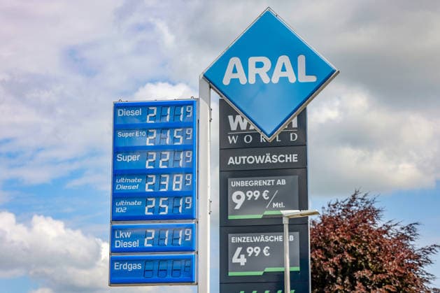 Der Tankrabatt ist Geschichte. Seit dem 01.07.2026 ist der Tankrabatt ersatzlos weg gefallen. Seit dem 01.05.2026 galt der Tankrabatt. Die Bundesregierung hatte die Energiesteuer auf Benzin und Diesel bis Ende Juni gesenkt. Die Ersparnis sollte bei rund 17 Cent pro Liter liegen. ARAL Tankstelle in Husum am Mittag um kurz nach 12:00 Uhr. Die aktuellen Spritpreise sind durch den Wegfall wieder nach oben gegangen und liegen wieder deutlich ueber (über) 2 Euro. Tankstelle, Spritpreise am 01.07.2026 in Husum Deutschland. *** The fuel rebate is a thing of the past. As of July 1, 2026, the fuel rebate has been eliminated without replacement. The fuel rebate had been in effect since May 1, 2026. The federal government had reduced the energy tax