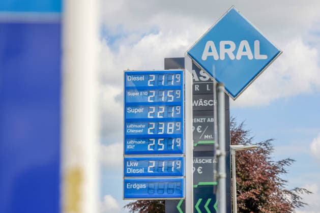 Der Tankrabatt ist Geschichte. Seit dem 01.07.2026 ist der Tankrabatt ersatzlos weg gefallen. Seit dem 01.05.2026 galt der Tankrabatt. Die Bundesregierung hatte die Energiesteuer auf Benzin und Diesel bis Ende Juni gesenkt. Die Ersparnis sollte bei rund 17 Cent pro Liter liegen. ARAL Tankstelle in Husum am Mittag um kurz nach 12:00 Uhr. Die aktuellen Spritpreise sind durch den Wegfall wieder nach oben gegangen und liegen wieder deutlich ueber (über) 2 Euro. Tankstelle, Spritpreise am 01.07.2026 in Husum Deutschland. *** The fuel rebate is a thing of the past. As of July 1, 2026, the fuel rebate has been eliminated without replacement. The fuel rebate had been in effect since May 1, 2026. The federal government had reduced the energy tax