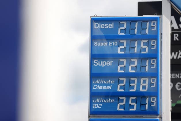 Der Tankrabatt ist Geschichte. Seit dem 01.07.2026 ist der Tankrabatt ersatzlos weg gefallen. Seit dem 01.05.2026 galt der Tankrabatt. Die Bundesregierung hatte die Energiesteuer auf Benzin und Diesel bis Ende Juni gesenkt. Die Ersparnis sollte bei rund 17 Cent pro Liter liegen. ARAL Tankstelle in Husum am Mittag um kurz nach 12:00 Uhr. Die aktuellen Spritpreise sind durch den Wegfall wieder nach oben gegangen und liegen wieder deutlich ueber (über) 2 Euro. Tankstelle, Spritpreise am 01.07.2026 in Husum Deutschland. *** The fuel rebate is a thing of the past. As of July 1, 2026, the fuel rebate has been eliminated without replacement. The fuel rebate had been in effect since May 1, 2026. The federal government had reduced the energy tax
