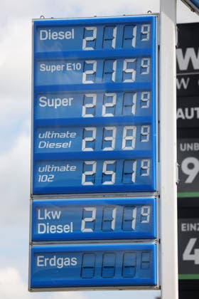 Der Tankrabatt ist Geschichte. Seit dem 01.07.2026 ist der Tankrabatt ersatzlos weg gefallen. Seit dem 01.05.2026 galt der Tankrabatt. Die Bundesregierung hatte die Energiesteuer auf Benzin und Diesel bis Ende Juni gesenkt. Die Ersparnis sollte bei rund 17 Cent pro Liter liegen. ARAL Tankstelle in Husum am Mittag um kurz nach 12:00 Uhr. Die aktuellen Spritpreise sind durch den Wegfall wieder nach oben gegangen und liegen wieder deutlich ueber (über) 2 Euro. Tankstelle, Spritpreise am 01.07.2026 in Husum Deutschland. *** The fuel rebate is a thing of the past. As of July 1, 2026, the fuel rebate has been eliminated without replacement. The fuel rebate had been in effect since May 1, 2026. The federal government had reduced the energy tax
