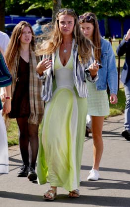 Henley Royal Regatta Fashion Day 2 People arrive in their finery in the sunshine on the second day of the event. General atmosphere on day two of the Henley Royal Regatta held along the banks of The River Thames in Oxfordshire., Credit:Geoffrey Swaine Geoff Swaine - B4563 Avalon UK, Oxfordshire, Henley on Thames  Copyright: xGeoffreyxSwainex xGeoffxSwainex-xB4563x xAvalonx 1113721859