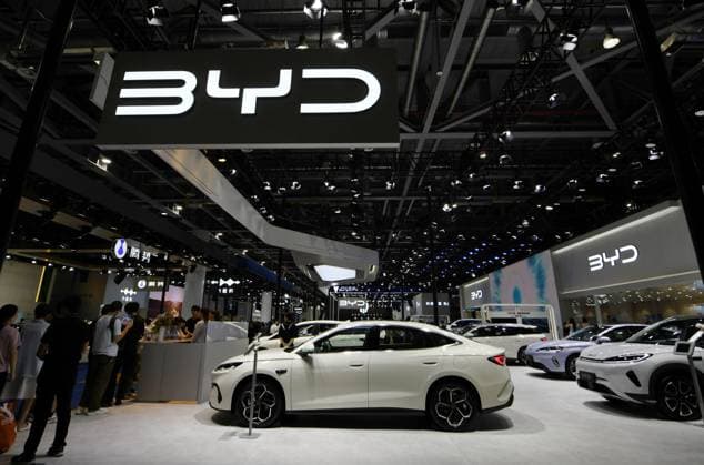 BYD Automotive HANGZHOU, CHINA - JULY 1, 2026 - Citizens visit BYD Automotive booth at a car exhibition in Hangzhou, Zhejiang Province, China on July 1, 2026. Hangzhou Zhejiang China  Copyright: xCFOTOx i1782930773137