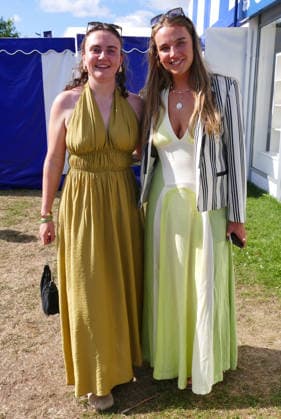 Henley Royal Regatta Fashion Day 2 People arrive in their finery in the sunshine on the second day of the event. General atmosphere on day two of the Henley Royal Regatta held along the banks of The River Thames in Oxfordshire., Credit:Geoffrey Swaine Geoff Swaine - B4563 Avalon UK, Oxfordshire, Henley on Thames  Copyright: xGeoffreyxSwainex xGeoffxSwainex-xB4563x xAvalonx 1113721882