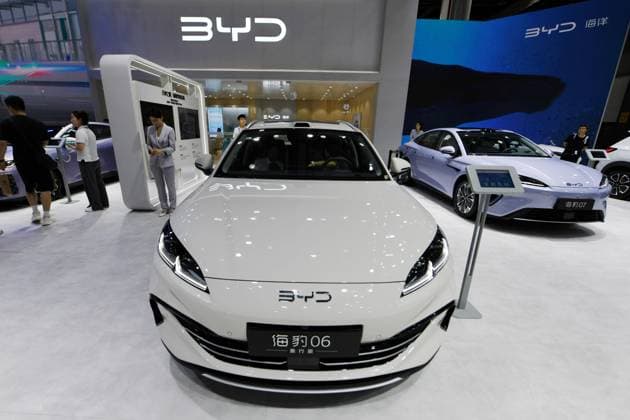 BYD Automotive HANGZHOU, CHINA - JULY 1, 2026 - Citizens visit BYD Automotive booth at a car exhibition in Hangzhou, Zhejiang Province, China on July 1, 2026. Hangzhou Zhejiang China  Copyright: xCFOTOx i1782930773441