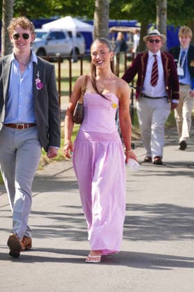 Henley Royal Regatta Fashion Day 2 People arrive in their finery in the sunshine on the second day of the event. General atmosphere on day two of the Henley Royal Regatta held along the banks of The River Thames in Oxfordshire., Credit:Geoffrey Swaine Geoff Swaine - B4563 Avalon UK, Oxfordshire, Henley on Thames  Copyright: xGeoffreyxSwainex xGeoffxSwainex-xB4563x xAvalonx 1113721904