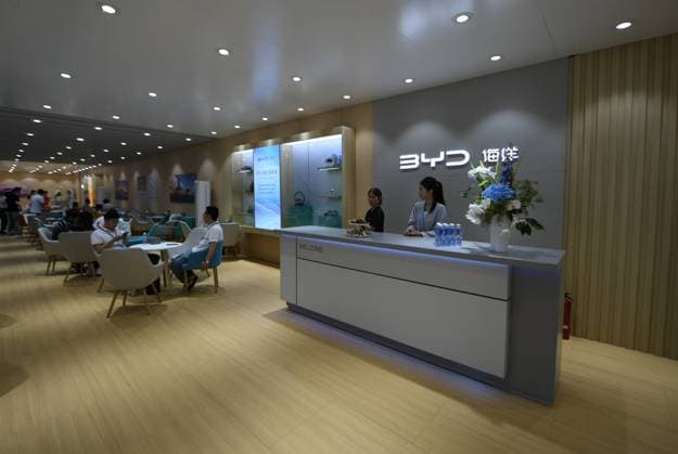 BYD Automotive HANGZHOU, CHINA - JULY 1, 2026 - Citizens visit BYD Automotive booth at a car exhibition in Hangzhou, Zhejiang Province, China on July 1, 2026. Hangzhou Zhejiang China  Copyright: xCFOTOx i1782930773788