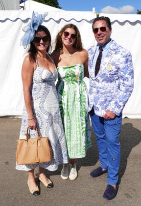 Henley Royal Regatta Fashion Day 2 People arrive in their finery in the sunshine on the second day of the event. General atmosphere on day two of the Henley Royal Regatta held along the banks of The River Thames in Oxfordshire., Credit:Geoffrey Swaine Geoff Swaine - B4563 Avalon UK, Oxfordshire, Henley on Thames  Copyright: xGeoffreyxSwainex xGeoffxSwainex-xB4563x xAvalonx 1113722063