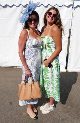 Henley Royal Regatta Fashion Day 2 People arrive in their finery in the sunshine on the second day of the event. General atmosphere on day two of the Henley Royal Regatta held along the banks of The River Thames in Oxfordshire., Credit:Geoffrey Swaine Geoff Swaine - B4563 Avalon UK, Oxfordshire, Henley on Thames  Copyright: xGeoffreyxSwainex xGeoffxSwainex-xB4563x xAvalonx 1113722066