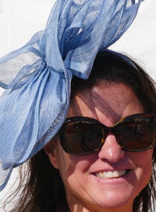 Henley Royal Regatta Fashion Day 2 People arrive in their finery in the sunshine on the second day of the event. General atmosphere on day two of the Henley Royal Regatta held along the banks of The River Thames in Oxfordshire., Credit:Geoffrey Swaine Geoff Swaine - B4563 Avalon UK, Oxfordshire, Henley on Thames  Copyright: xGeoffreyxSwainex xGeoffxSwainex-xB4563x xAvalonx 1113722072