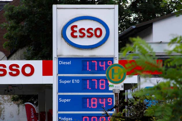 Preiserhöhung am 1. Juli 2026 um 12 Uhr - Anzeige kurz vor 12 Uhr in Illingen Saar Mit 30. Juni 2026 endete der Tankrabatt der Bundesregierung. Da Tankstellen die Preise für Treibstoff nachwievor nur um 12 Uhr erhöhen dürfen, war das Ende des Tankrabatts erst am 1. Juli 2026 relevant. Im Bild: die Preise kurz vor 12 Uhr an der Esso-Tankstelle in Illingen Saarland *** Price increase on July 1, 2026, at 12 p.m. Photo taken shortly before 12 p.m. in Illingen, Saarland. The federal government’s gas rebate ended on June 30, 2026. Since gas stations are still only allowed to raise fuel prices at 12 p.m., the end of the fuel rebate did not take effect until July 1, 2026. Pictured are the prices just before noon at the Esso gas station in Illin