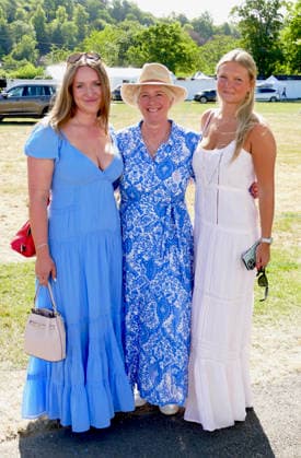 Henley Royal Regatta Fashion Day 2 People arrive in their finery in the sunshine on the second day of the event. General atmosphere on day two of the Henley Royal Regatta held along the banks of The River Thames in Oxfordshire., Credit:Geoffrey Swaine Geoff Swaine - B4563 Avalon UK, Oxfordshire, Henley on Thames  Copyright: xGeoffreyxSwainex xGeoffxSwainex-xB4563x xAvalonx 1113722260