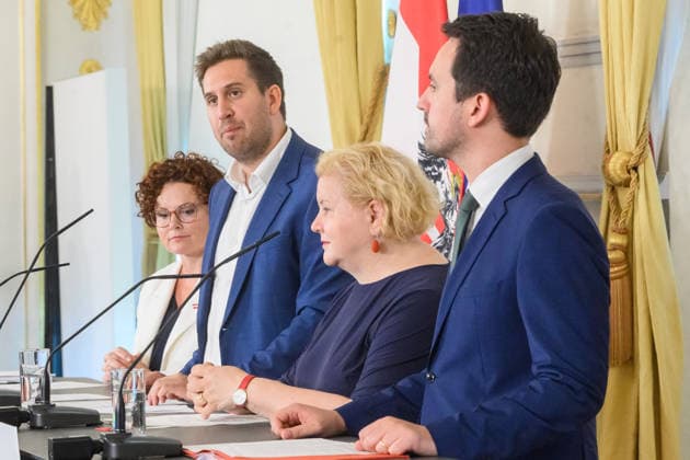 photonews.at - Wien, 01.07.2026. Ministerrat im Bundeskanzleramt. PHOTO: Wirtschaftstaatssekretärin Elisabeth Zehetner (ÖVP), Sts für Digitalisierung und Extremismus sowie Regierungkoordinator Alexander Proell (ÖVP), Sozial- und Gesundheitsministerin Korinna Schumann (SPÖ) und Bildungsminister Christoph Wiederkehr (NEOS) beim Pressefoyer nach dem Minsterrat. Press foyer after the Council of Ministers. Minister, Regierung, Innenpolitik, Reformpartnerschaft Ministerrat *** photonews in Vienna, July 1, 2026 Council of Ministers at the Federal Chancellery PHOTO State Secretary for Economic Affairs Elisabeth Zehetner (ÖVP), State Secretary for Digitalization and Extremism and Government Coordinator Alexander Proell (ÖVP), Minister of Social 
