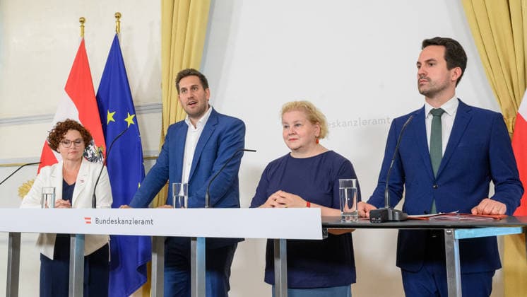 photonews.at - Wien, 01.07.2026. Ministerrat im Bundeskanzleramt. PHOTO: Wirtschaftstaatssekretärin Elisabeth Zehetner (ÖVP), Sts für Digitalisierung und Extremismus sowie Regierungkoordinator Alexander Proell (ÖVP), Sozial- und Gesundheitsministerin Korinna Schumann (SPÖ) und Bildungsminister Christoph Wiederkehr (NEOS) beim Pressefoyer nach dem Minsterrat. Press foyer after the Council of Ministers. Minister, Regierung, Innenpolitik, Reformpartnerschaft Ministerrat *** photonews in Vienna, July 1, 2026 Council of Ministers at the Federal Chancellery PHOTO State Secretary for Economic Affairs Elisabeth Zehetner (ÖVP), State Secretary for Digitalization and Extremism and Government Coordinator Alexander Proell (ÖVP), Minister of Social 