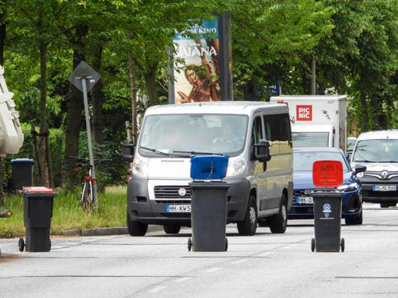 CNTV UNFALL_ Jugendlicher von PKW angefahren und schwer verletzt die Polizei sperrt Strasse mit Muelltonnen zwecks Unfallaufnahme Hamburg 01.07.2026 Am vormittag kam es auf der Möllner Landstrasse zu einem Verkehrsunfall zwischen einem jugendlichen Fußgaenger und einem PKW Hamburg Deutschland *** CNTV ACCIDENT: Teenager Hit by Car and Seriously Injured; Police Block Off Street with Trash Cans to Investigate the Accident Hamburg, July 1, 2026 A traffic accident occurred this morning on Möllner Landstrasse involving a teenage pedestrian and a car Hamburg Germany
