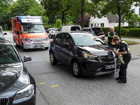 CNTV UNFALL_ Jugendlicher von PKW angefahren und schwer verletzt die Polizei sperrt Strasse zwecks Unfallaufnahme ab Hamburg 01.07.2026 Am vormittag kam es auf der Möllner Landstrasse zu einem Verkehrsunfall zwischen einem jugendlichen Fußgaenger und einem PKW Hamburg Deutschland *** CNTV ACCIDENT: Teenager Hit by Car and Seriously Injured; Police Close Road to Investigate the Accident Hamburg, July 1, 2026 A traffic accident occurred this morning on Möllner Landstrasse involving a teenage pedestrian and a car Hamburg, Germany