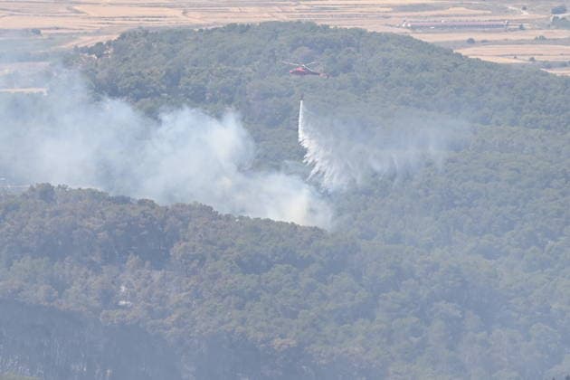 The Government of Aragon Deploys the UME in Response to the Forest Fire in Lecinena A helicopter works to extinguish a fire on July 1, 2026, in Lecinena, Zaragoza, Aragon, Spain. The Government of Aragon has requested the deployment of the Military Emergency Unit (UME) to tackle the fire in Lecinena. The military operation is joining the firefighting efforts to combat the severe forest fire that broke out in the municipality, collaborating with forest fire brigades and regional aerial resources to control the fire and protect residential and agricultural areas in the Los Monegros region. JULY 1, 2026 FIRE Ramó Lecinena, Zaragoza, Aragon Lecinena, Zaragoza, Aragon Spain  Copyright: xRamonxCometx 7635660