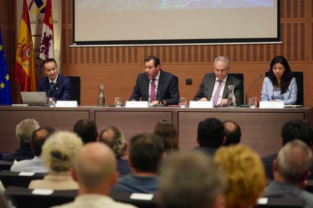Puente and Hereu Present Gotion’s Project in Valladolid Óscar Puente, Minister of Transportation and Sustainable Mobility, and Jordi Hereu, Minister of Industry and Tourism, and Gotion’s CEO, Steven Cai, are presenting the battery manufacturer’s business plan, effective July 1, 2026, in Valladolid, Castile and León, Spain. The Chinese multinational Gotion High Tech will invest more than 950 million euros in its first two facilities as part of a plan to deploy a comprehensive production chain with a potential value of up to 5,000 million euros. JULY 1, 2026 Photogenic Spain  Copyright: xPhotogenic ClaudiaxAlbax 7635696