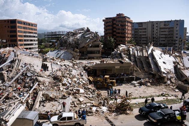 Rescue operations underway after building collapses in Venezuela LA GUAIRA STATE, VENEZUELA- JULY 1: A view of collapsed buildings in the Playa Grande area of La Guaira State, Venezuela, on July 1, 2026, following severe devastation in the region. The Playa Grande area was among the hardest-hit locations, where dozens of buildings collapsed. Search and rescue operations continued as teams worked to locate possible survivors beneath the rubble. Diko Betancourt Anadolu La Guaira State Venezuela. Editorial use only. Please get in touch for any other usage.  Copyright: x2026xAnadoluxDikoxBetancourtx