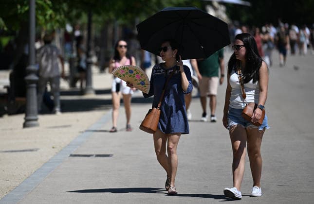 Heatwave in Madrid MADRID, SPAIN - JULY 1: People use umbrella to hide from sun as they spend time at Retiro Park to seek relief from temperatures exceeding 40 degrees in Madrid, Spain on July 1, 2026. Burak Akbulut Anadolu Madrid Spain. Editorial use only. Please get in touch for any other usage.  Copyright: x2026xAnadoluxBurakxAkbulutx