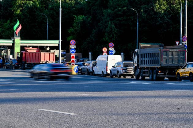 Russia expands fuel sales restrictions amid supply shortages RUSSIA, MOSCOW - JUNE 30: A view of long queues of cars forming at fuel stations amid widespread fuel restrictions in Moscow, Russia on June 30, 2026. Fuel sales restrictions have been introduced in more than 40 regions across Russia as the government considers additional measures, including a possible ban on diesel exports, to address domestic supply shortages. In Moscow, Kursk and Bryansk, fuel sales are limited to vehicle fuel tanks, while purchases using portable containers such as jerry cans are not allowed. Shortages have mainly affected AI-92 and AI-95 gasoline grades, while diesel fuel remains more readily available. Sefa Karacan Anadolu Moscow Russia. Editorial use only  Copyright: x2026xAnadoluxSefaxKaracanx