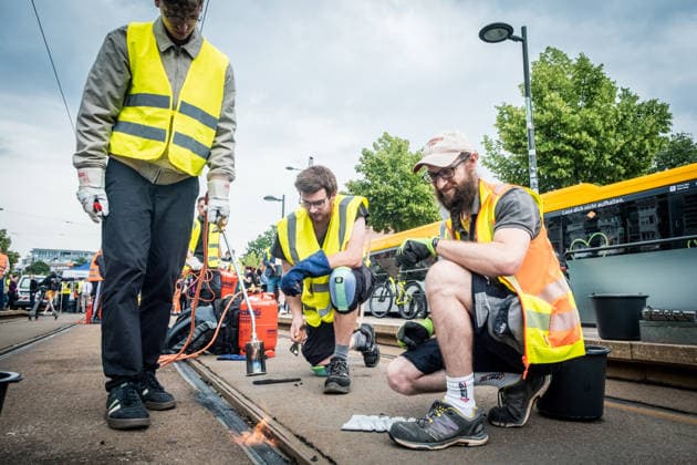 Leipziger Bürgerinnen und Bürger befreien am Johannisplatz gemeinsam mit den Leipziger Verkehrsbetrieben (LVB) die Straßenbahngleise von geschmolzenem Bitumen. Nachdem bereits am Vortag rund 100 Freiwillige einem Aufruf der LVB gefolgt waren, wurden die Reinigungsarbeiten am zweiten Tag am Johannisplatz fortgesetzt. Hintergrund sind die Schäden durch die extremen Temperaturen des vergangenen Hitzewochenendes. Aufnahme vom Datum . Reinigung Leipzig *** Residents of Leipzig, together with the Leipzig Public Transportation Authority (LVB), are clearing melted asphalt from the tram tracks at Johannisplatz. After about 100 volunteers had already responded to a call for help from the LVB the previous day, cleanup efforts continued on the sec