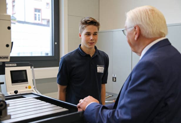 Bundespräsident Frank-Walter Steinmeier besucht die Firma ARaymond in Lörrach. Ein Auszubildender erklärt ihm den Vorgang an einer Fräsmaschine. Bundespräsident Frank-Walter Steinmeier besucht die Firma ARaymond in Lörrach. Ein Auszubildender erklärt ihm den Vorgang an einer Fräsmaschine. Lörrach Baden-Württemberg Deutschland *** Federal President Frank Walter Steinmeier visits the ARaymond company in Lörrach. An apprentice explains the process on a milling machine to him. Federal President Frank Walter Steinmeier visits the ARaymond company in Lörrach. An apprentice explains the process on a milling machine to him. Lörrach, Baden-Württemberg, Germany