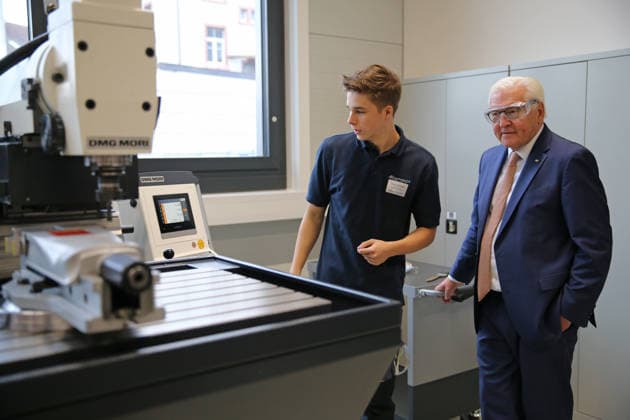 Bundespräsident Frank-Walter Steinmeier besucht die Firma ARaymond in Lörrach. Er unterhält sich mit einem Auszubildenden an einer Fräsmaschine. Der Bundespräsident trägt eine Schutzbrille. Bundespräsident Frank-Walter Steinmeier besucht die Firma ARaymond in Lörrach. Er unterhält sich mit einem Auszubildenden an einer Fräsmaschine. Der Bundespräsident trägt eine Schutzbrille. Lörrach Baden-Württemberg Deutschland *** Federal President Frank Walter Steinmeier visits the ARaymond company in Lörrach. He talks with an apprentice at a milling machine. The Federal President is wearing safety glasses. Federal President Frank Walter Steinmeier visits the ARaymond company in Lörrach. He talks with an apprentice at a milling machine. The Federal Pre