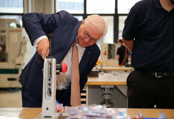 Bundespräsident Frank-Walter Steinmeier besucht die Firma ARaymond in Lörrach. Bundespräsident Frank-Walter Steinmeier besucht die Firma ARaymond in Lörrach. Lörrach Baden-Württemberg Deutschland *** Federal President Frank Walter Steinmeier visits ARaymond in Lörrach Federal President Frank Walter Steinmeier visits ARaymond in Lörrach Lörrach, Baden-Württemberg, Germany