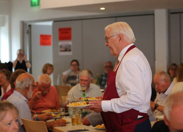 Bundespräsident Frank-Walter Steinmeier besucht den Quartierstreff St. Fridolin in Lörrach-Stetten. Der Bundespräsident beteiligt sich beim Mittagstisch an der Essensausgabe. Bundespräsident Frank-Walter Steinmeier besucht den Quartierstreff St. Fridolin in Lörrach-Stetten. Der Bundespräsident beteiligt sich beim Mittagstisch an der Essensausgabe. Lörrach Baden-Württemberg Deutschland *** Federal President Frank Walter Steinmeier visits the St. Fridolin Community Center in Lörrach-Stetten. The Federal President helps serve lunch. Federal President Frank Walter Steinmeier visits the St. Fridolin Community Center in Lörrach-Stetten. The Federal President helps serve lunch. Lörrach, Baden-Württemberg, Germany