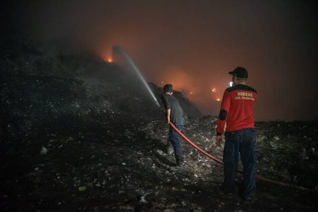 Jatiwaringin Landfill fire in Tangerang, Indonesia TANGERANG, INDONESIA - JULY 1, 2026 - Jatiwaringin Landfill fire in Mauk, Tangerang, Indonesia on July 1, 2026. The affected local residents were evacuated to the village hall and immediately underwent health checks by medical personnel. Tangerang Indonesia Copyright: x xGabrixPerboirexWilhelminhoxRinggixSenggax xJNAxPressx