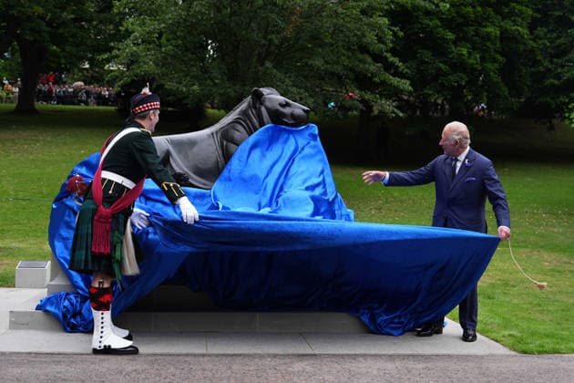 King visits Scotland for Holyrood Week Colonel of the Royal Regiment of Scotland, Major General Robert Lindsay (left) helps King Charles III, Colonel-in-Chief of the Regiment, to unveil a statue to mark the regiment s 20th anniversary, at West Princes Street Gardens in Edinburgh, as part of the King s visit to Scotland for Holyrood Week. Picture date: Wednesday July 1, 2026., Credit:Aaron Chown PA ROTA - B68 Avalon UK, Edinburgh  Copyright: xAaronxChownx xPAxROTAx-xB68x xAvalonx 1113790888