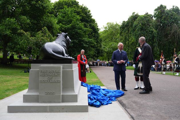 King visits Scotland for Holyrood Week King Charles III, Colonel-in-Chief of the Royal Regiment of Scotland, speaks with Colonel of the Regiment, Major General Robert Lindsay and sculptor, Kenny Hunter, after he unveiled a statue to mark the regiment s 20th anniversary, at West Princes Street Gardens in Edinburgh, as part of his visit to Scotland for Holyrood Week. Picture date: Wednesday July 1, 2026., Credit:Aaron Chown PA ROTA - B68 Avalon UK, Edinburgh  Copyright: xAaronxChownx xPAxROTAx-xB68x xAvalonx 1113790965