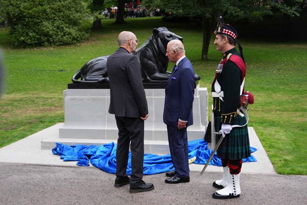 King visits Scotland for Holyrood Week King Charles III, Colonel-in-Chief of the Royal Regiment of Scotland, speaks with sculptor Kenny Hunter, watched by Colonel of the Regiment, Major General Robert Lindsay, after he unveiled a statue to mark the regiment s 20th anniversary, at West Princes Street Gardens in Edinburgh, as part of his visit to Scotland for Holyrood Week. Picture date: Wednesday July 1, 2026., Credit:Aaron Chown PA ROTA - B68 Avalon UK, Edinburgh  Copyright: xAaronxChownx xPAxROTAx-xB68x xAvalonx 1113791007